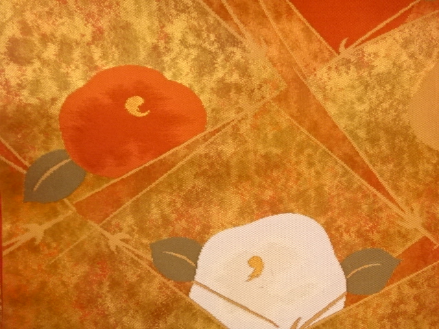  長谷川織物製　引箔松葉・変わり菱に椿模様織出し名古屋帯